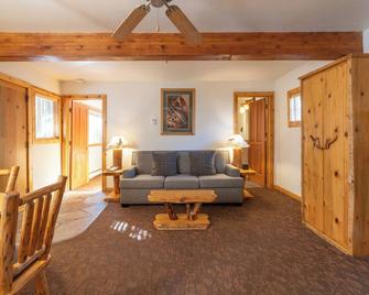 Enjoy a Hassle-Free Stay! Onsite Pool, Free Parking, Close to Agate Bay - Tahoe Vista - Living room