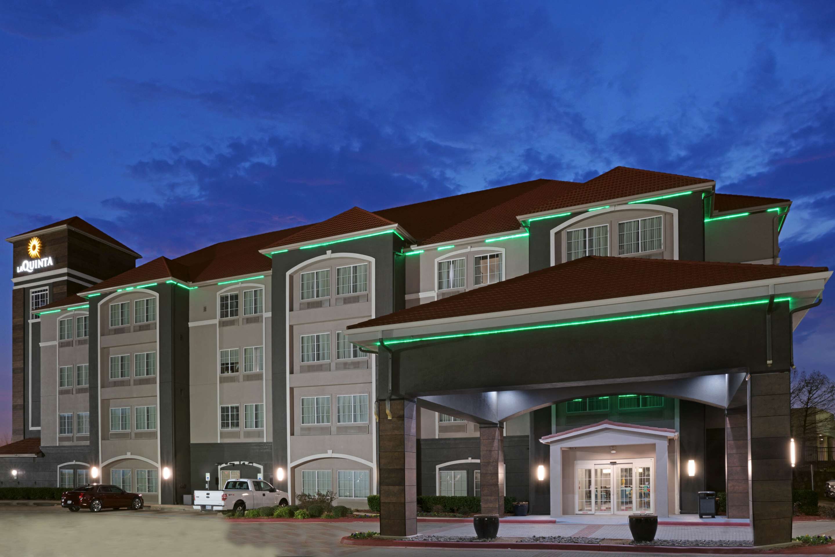 La Quinta Inn & Suites by Wyndham Fort Worth Arlington West - פורט וורת' - בניין