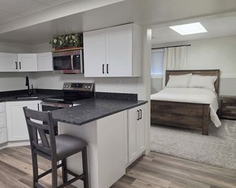 Just remodeled- Basement Apartment - Roosevelt - Cocina