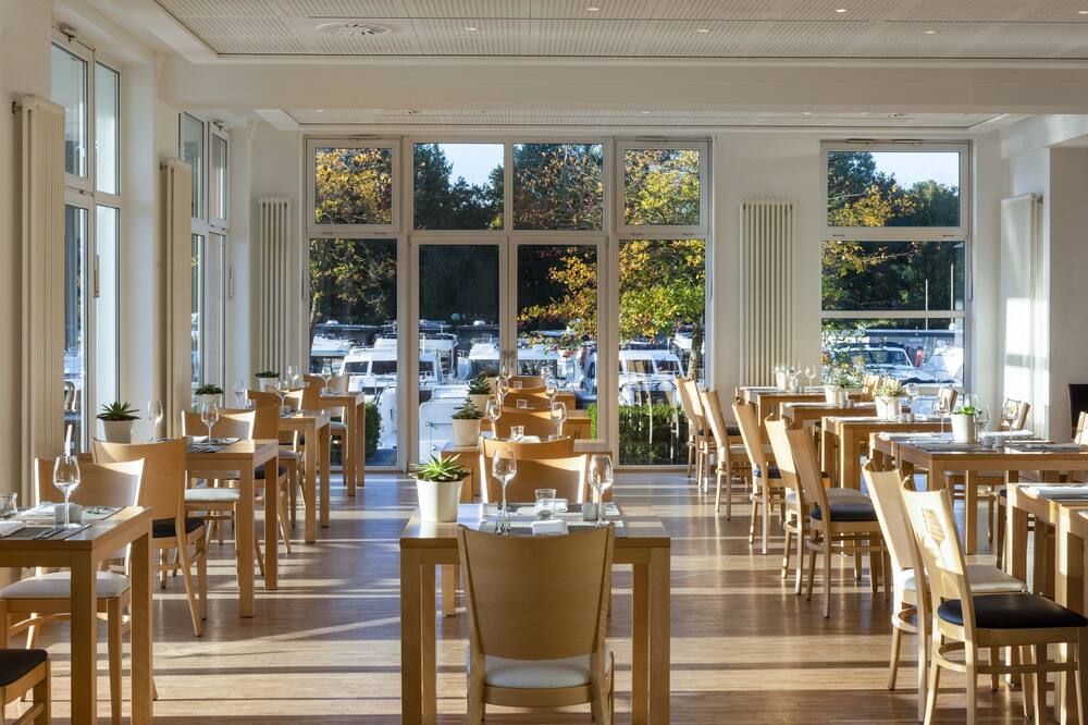 سنداي ريزورت مارينا وولفسبراك - رهينسبرغ - مطعم