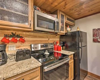 Secluded and Peaceful Tree Top Cabin with Loft - Hot Springs - Cocina