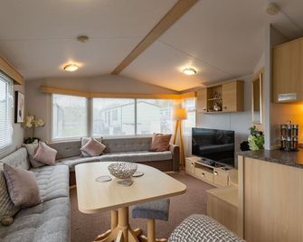 Inside No. 9 Retreat - Carnforth - Living room