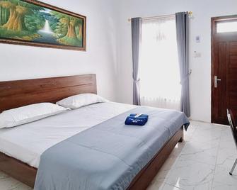 Ayani Guest House Redpartner - Blitar - Спальня