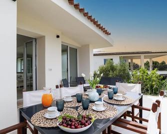 Villa La Maddalena 6&2, Emma Villas - بورتو سيرفو - شرفة