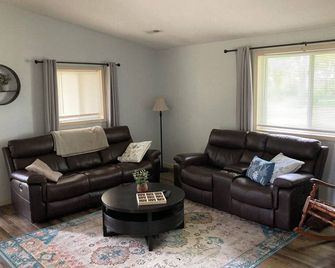 Quiet Country Cottage-Three bedrooms, Hot tub, Sauna, Fishing pond - Centralia - Sala de estar