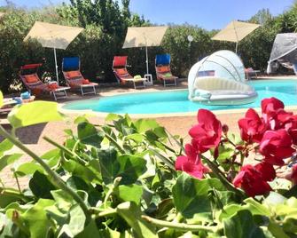 B&B Mirella - Santa Lucia - Piscina