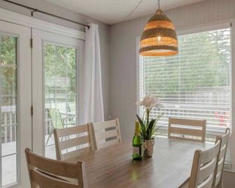 Beach Retreat - 2 min walk to the Beach 2 min walk to main street - Sauble Beach - Dining room