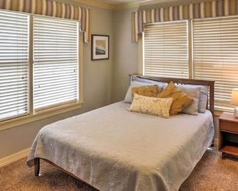 San Benito Home w/ Pond View - Short Drive to Gulf - San Benito - Bedroom