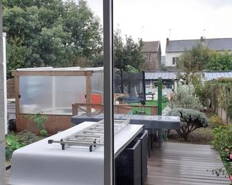 Chambre Chez L'habitant . Jardin Terrasse spa Extérieur en été , Coin Billard - Cholet - Balcón