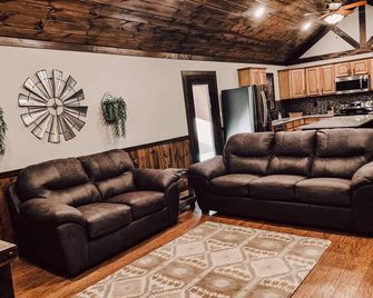 The Rustic Gem!! 3 Bedroom/2 Bath House - Sulphur - Sala de estar