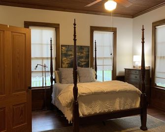 Updated Famhouse - Perfect Location - Round Top - Bedroom
