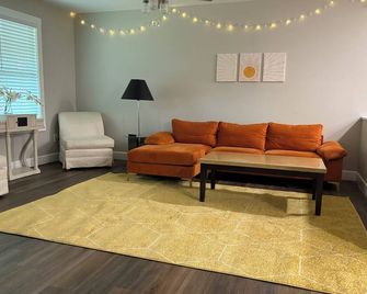 Peaceful Vibes @ Spacious Ranch - Concord - Living room