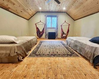 Two Crows Cabin - Lyndon Station - Спальня