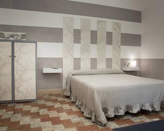 Strategic location, a few km from Naples and Caserta, well-equipped apartment. - Castel Volturno - Camera da letto