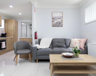 스마트 스위트 셀프 체크인 아파트먼트 - 39 프리니 - 로클리 - 거실