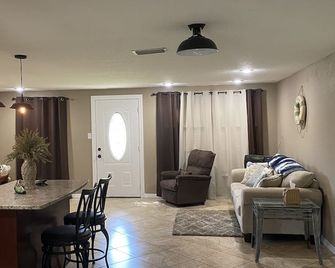 Lakehouse - Bring your small boat, jet ski or use our kayaks! - Land O' Lakes - Living room