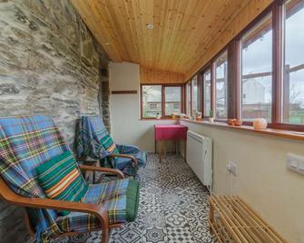 The Tower - sleeps 2 guests in 1 bedroom - Peel - Living room
