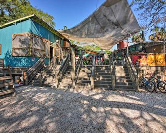Breezy Tybee Island Condo - 100 Yards From Beach! - Tybee Island - Restaurant