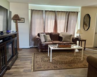Cowtown Condominium End Unit - Miles City - Wohnzimmer