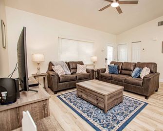 Lakeview Family Retreat | Pet Friendly | Lanai & Fenced Yard | Near Tampa & Brandon - Brandon - Вітальня