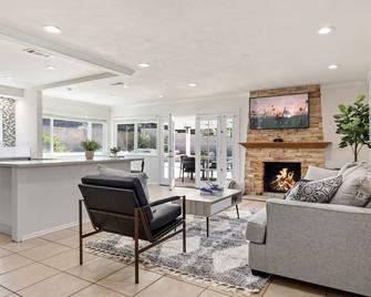 Goode Homes Cozy 4 Bedroom Home With Jacuzzi - Santa Clarita - Living room