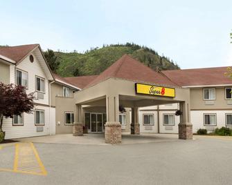 Super 8 by Wyndham West Kelowna BC - West Kelowna - Building