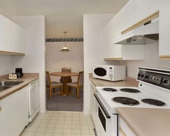 Super 8 by Wyndham West Kelowna BC - West Kelowna - Küche