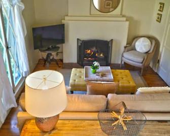 The Blue Cottage-Manzanita Cottages - Laguna Beach - Living room