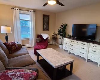 Pineapple Place: Lovely 900sq. ft., 1Bd/1Ba apartment - Vernon - Living room