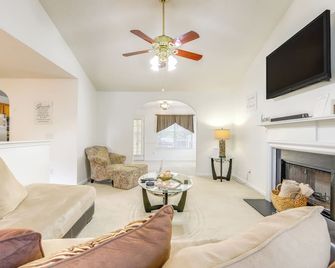 Home with Dog-Friendly Yard in Quiet Atlanta Suburb - Hampton - Living room
