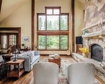 Peak 8 by Avantstay Spacious Modern Cabin w/ Hot Tub & Views - Breckenridge - Living room