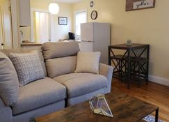 The West Loft at Dartmouth Avenue New 1-Bed Apt - Providence - Living room