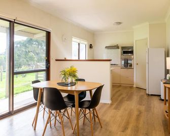Modern cottage with gorgeous rural views 15 mins from Denmark town - Denmark - Jídelna