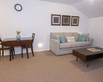 Cozy Retreat Near Ft Wood! - Waynesville - Living room