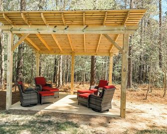 Gorgeous Modern Loft Cabin on a Working Farm by Kerrs Lake for a Unique Getaway near Henderson, North Carolina - Henderson - Innenhof