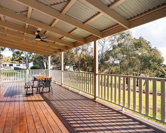 Victorian Hilltop Retreat - Firepit & Sunset Views - Castlemaine - Балкон