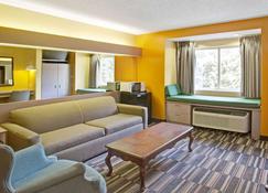 Microtel Inn & Suites by Wyndham Gatlinburg - Gatlinburg - Living room