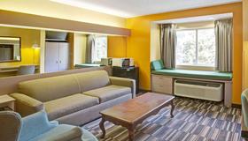 Microtel Inn & Suites by Wyndham Gatlinburg - Gatlinburg - Wohnzimmer