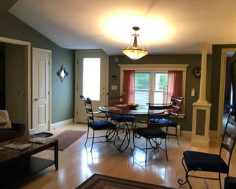 Beautiful Artistic Home Ideal for Acadia National Park and Bar Harbor VR1R25-151 - Bar Harbor - Dining room