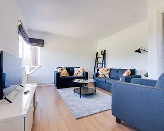 Pass the Keys Lovely 3 Bedroom property golf club and parking - Manchester - Living room
