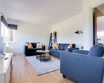 Pass the Keys Lovely 3 Bedroom property golf club and parking - Manchester - Living room
