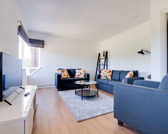 Pass the Keys Lovely 3 Bedroom property golf club and parking - מנצ'סטר - סלון