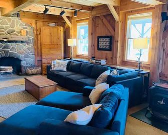 Windham Farmhouse Escape w/hot tub - Windham - Sala de estar