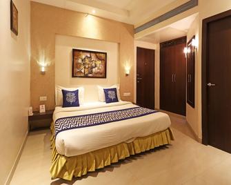Oyo 4732 D Grand - Bareilly - Bedroom
