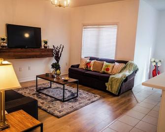 Cozy 3-Bed Retreat Near Welland Canal - Welland