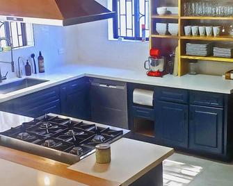 South Coast, Sea View Getaway - Bluefields - Cuisine