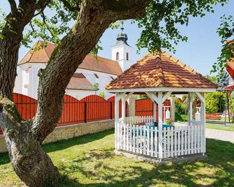 Nice apartment for 8 guests with A/C, WIFI, TV, patio and parking - Kehidakustány