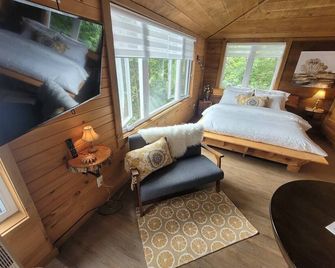 Romantic Cottage with Epic Lake Views - Val-des-Monts - Bedroom