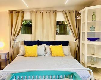 King & Queen Suites with Hot Tub & Private Yard - 薩克拉門托 - 臥室