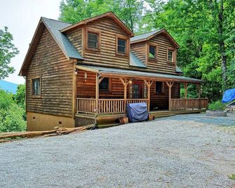 Grandfather View-Open For Bookings! Views, Hot Tub, Wi-Fi, Near Snow Tubbing - Seven Devils - Building